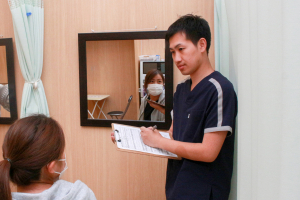 山手接骨院のカウンセリング風景画像です。