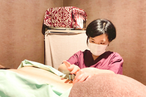 ピュア整骨院・鍼灸院　末広町院の腰痛の施術風景画像です。