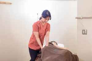 アム鍼灸マッサージ院　有楽町の腰痛の施術風景画像です。