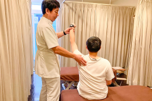 あかさか二丁目接骨院の肩こりの施術風景画像です。