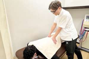 小林整骨院・はりきゅう院　三ノ輪院のあん摩マッサージ指圧の施術風景画像です。