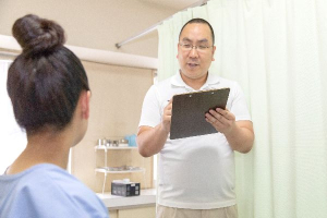 梅沢鍼灸院のカウンセリング風景画像です。