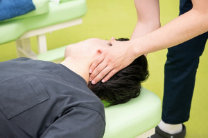 野本鍼灸院・整骨院 旗の台院の肩こりの施術風景画像です。