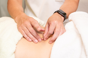 もちだ鍼灸整骨院　祐天寺院の腰痛に対する施術風景画像です。