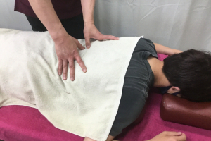 五健鍼灸整骨院　世田谷本院のあん摩マッサージ指圧の施術風景画像です。