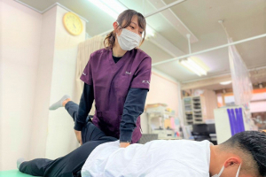 山中はりきゅう接骨院の腰痛の施術風景画像です。