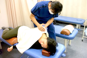 山中はりきゅう接骨院の肩こりの施術風景画像です。