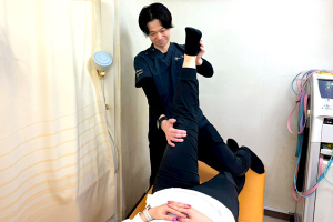 大澤鍼灸整骨院の膝痛の施術風景画像です。