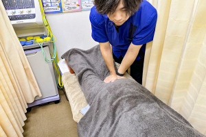 笹塚　せせらぎ整骨院の骨盤矯正施術の施術風景画像です。