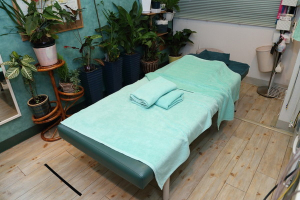 整骨院hanaoka・創健美クリニックで整体施術を受ける内観画像