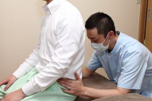 たく鍼療院の骨盤矯正施術の施術風景画像です。