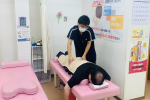 レモン接骨院の整体施術風景画像です。