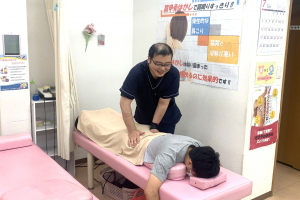 レモン接骨院【鍼灸】のぎっくり腰の施術風景画像です。