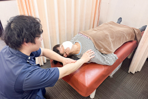 せんじゅの整骨院の肩こりに対する施術風景画像です。