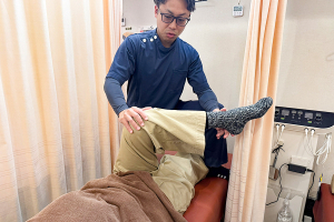 せんじゅの整骨院の腰痛に対する施術風景画像です。