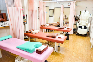 健康堂接骨院・鍼灸マッサージ院で整体施術を受ける内観画像像