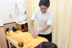 ハーモニー仙川中央整骨院の施術風景画像です。