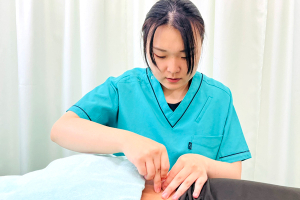 和心接骨院の鍼灸施術の施術風景画像です。