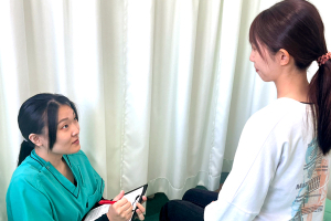 和心接骨院のカウンセリング風景画像です。