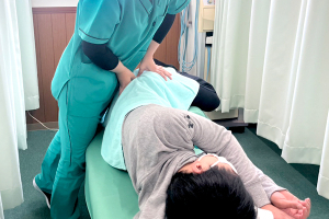 和心接骨院の骨盤矯正施術の施術風景画像です。
