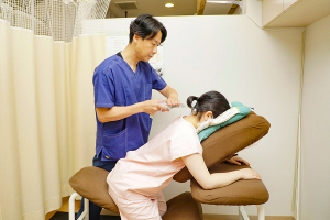 ひばりが丘ヒロ整骨院の肩こりの施術風景です