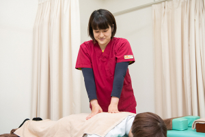 柳沢駅前接骨院の骨盤矯正の施術風景画像です。