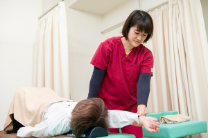 柳沢駅前接骨院の肩こりの施術風景画像です。