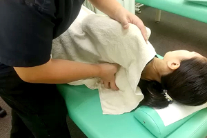 大口ビオス整骨院の肩こりの施術風景画像です。