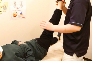 長者町ビオス整骨院の骨盤矯正の施術風景画像です。