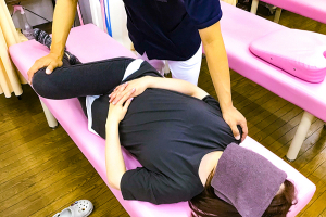 妙蓮寺整骨院の整体の施術風景画像です。