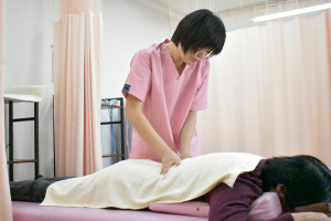 きくな元気整骨院の骨盤矯正施術の施術風景画像です。