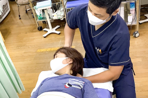 フジタ整骨院・鍼灸マッサージ 綱島駅院のあん摩マッサージ指圧の施術風景画像です。
