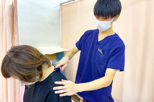 大倉山整骨院の肩こりの施術風景画像です。