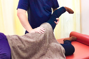 さくら鍼灸接骨院　大船院の骨盤矯正の施術風景画像です。