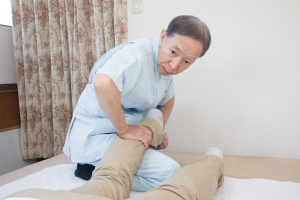 だいじょうぶ回復院の骨盤矯正施術の施術風景画像です。