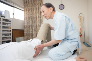 だいじょうぶ回復院の腰痛の施術風景画像です。