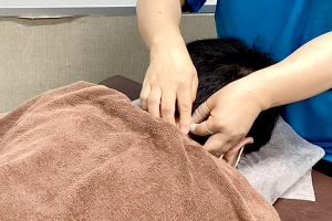 ひらま駅前整骨院の鍼灸施術の施術風景画像です。