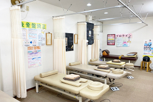 ひらま駅前整骨院で整体施術を受ける内観画像