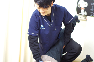 ひらま駅前整骨院の骨盤矯正施術の施術風景画像です。