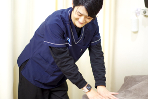 ひらま駅前整骨院の腰痛の施術風景画像です。