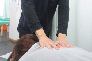 伊勢原ビオス整骨院の肩こりの施術風景画像です。