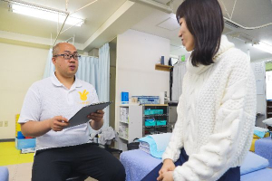 トレス鍼灸接骨院　相模店のカウンセリング風景画像です。
