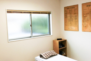 長生館療院の整体施術を受ける内観の画像