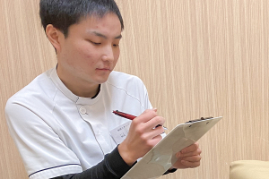 おさない鍼灸整骨院千歳院のカウンセリング中のお写真です。