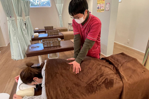  大坪整骨院　福井本院の骨盤矯正施術の施術風景画像です。