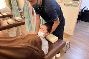 大坪整骨院　福井本院の肩こりの施術風景画像です。