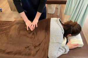 大坪整骨院　福井本院の腰痛の施術風景画像です。