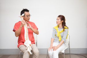 草薙バランス接骨院の腰痛施術のカウンセリング風景の画像です。