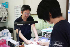 するが接骨院の鍼灸施術の受付風景の画像