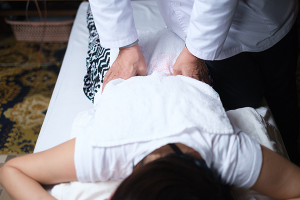 フルカワ鍼灸指圧院の腰痛の施術風景画像です。